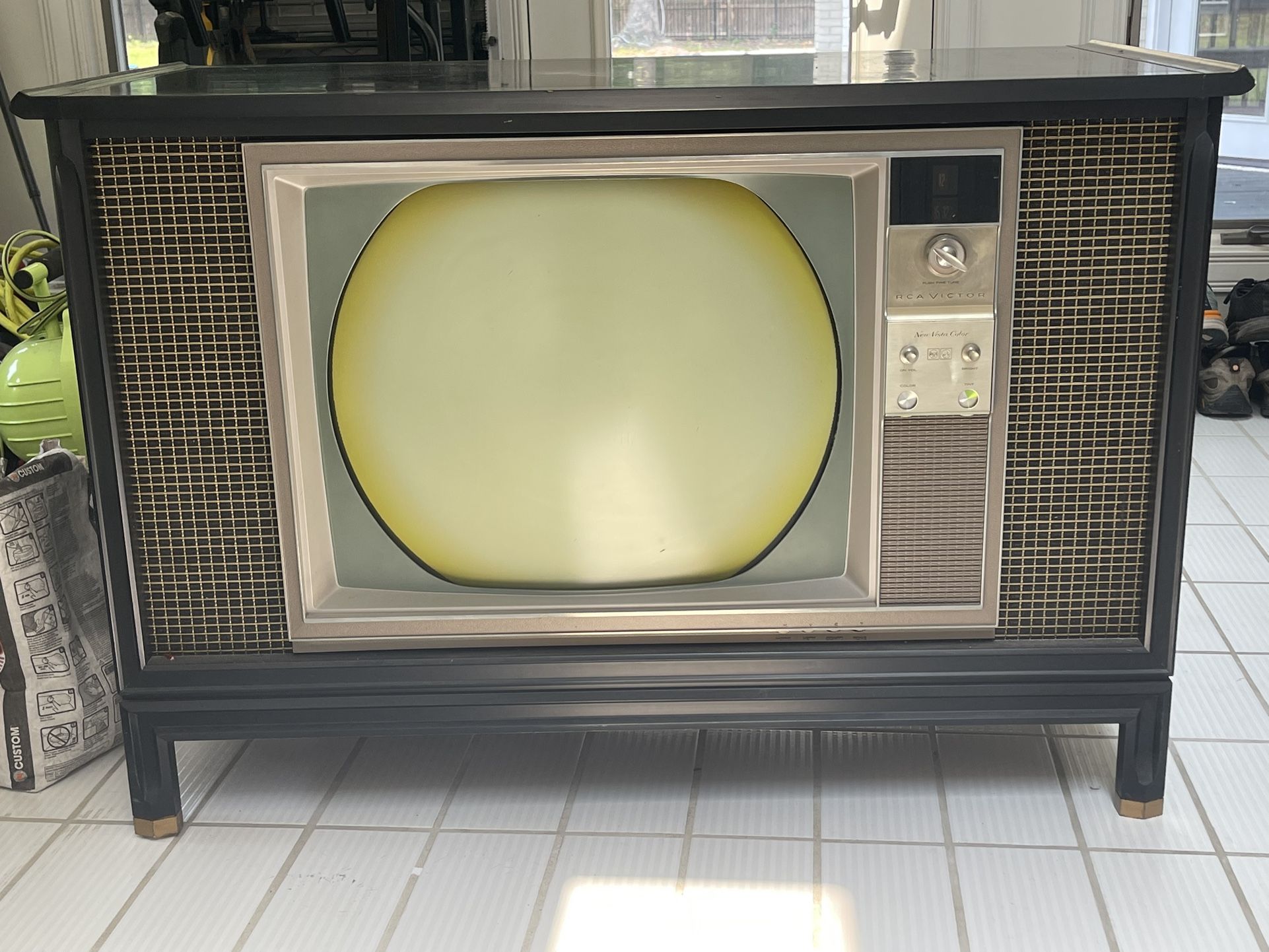 ** FREE To A Good Home! **. RCA New Vista Victor Color TV.