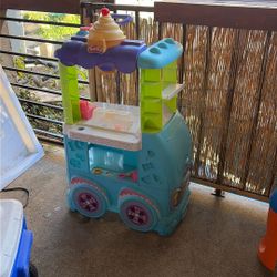 Play-Doh Kitchen Creations Ultimate Ice Cream Toy Truck Playset