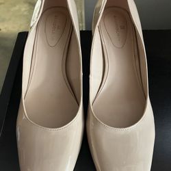 Size 9 M Ladies Tan Beige Pump Heel Shoes