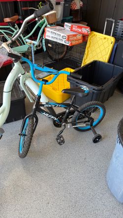 Huffy rock it kids bike with training wheels