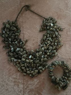 collar de hojas naturales y semillas de campo.