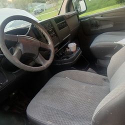 Chevrolett Express Título Limpio Con 126 Millas. Ningún Problema Con La Van, La Vendo Xq No Tengo Parqueo.  Llamar Al 2407043757 Solo Personas Serias 