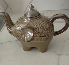 Vintage Elephant Ceramic Teapot / Decorative Pottery Tea Pot