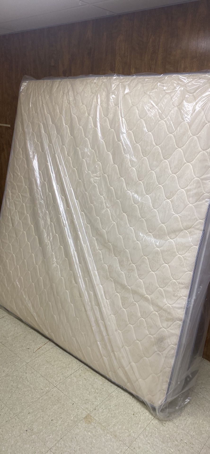 🔥NEW KING SIZE MATTRESS ONLY (NEW W.SMALL SCUFF) 🔥