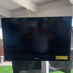 32 Inch TV With Mount 
