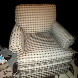 Upholsterd Chair like New With 2 Pillows Like New!!!