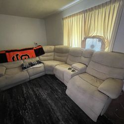 SECTIONAL COUCH 