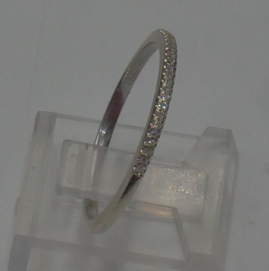 14KT WHITE GOLD THIN BAND WITH 23 DIAMONDS APP 0.10 TOTAL 1.6 GRAMS SIZE 9.25. 885195-4.