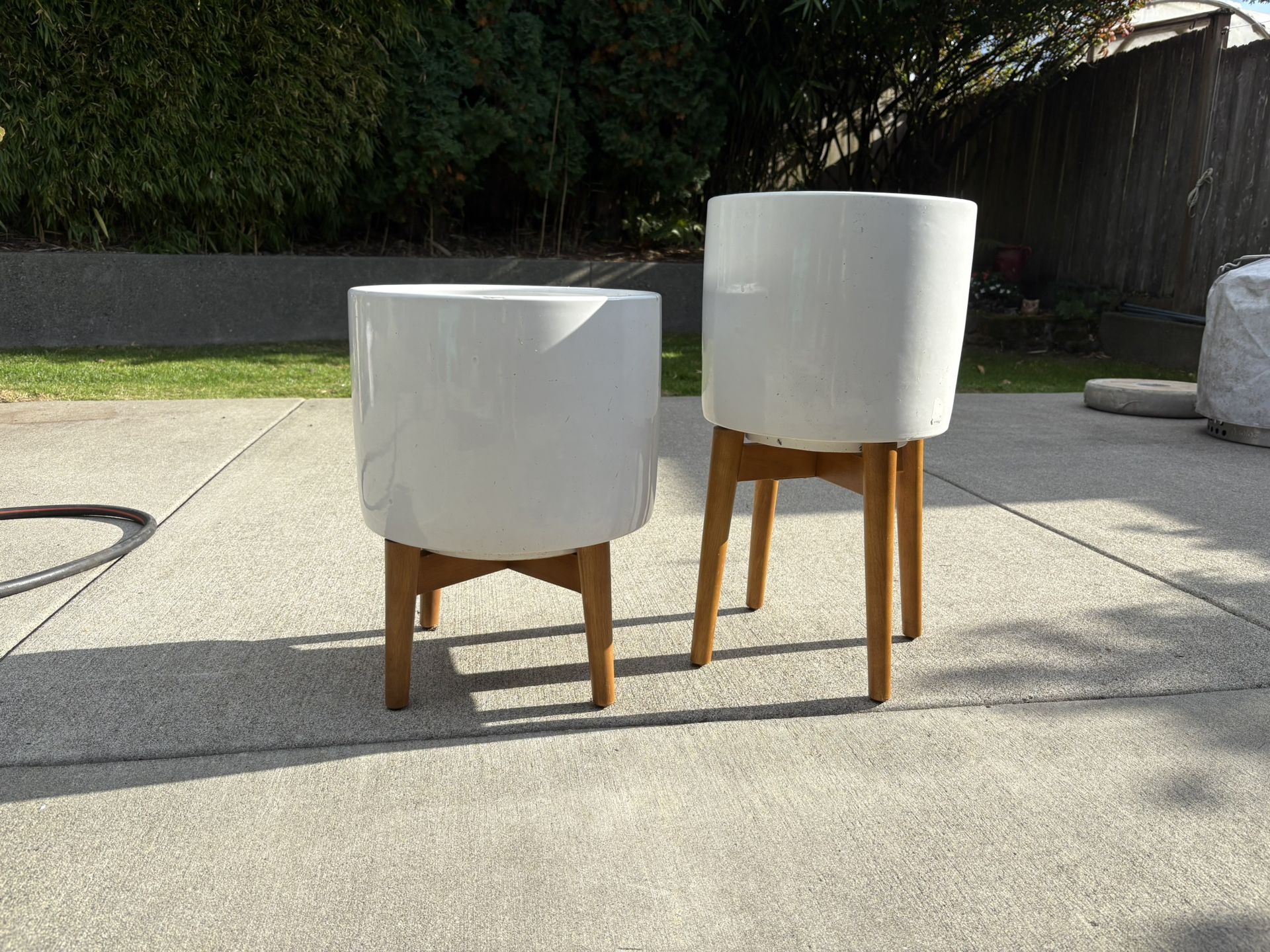 **Decorative Ceramic Pots w/Stands ***