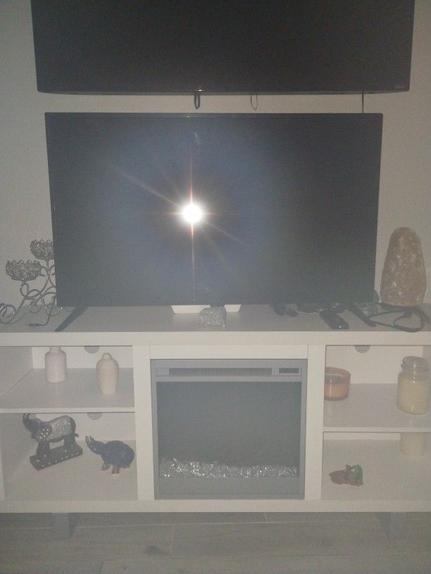 32" Insignia Flat screen TV With Brand New Kindle Fire stick & Remote Included!