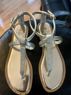 Good Sandals .. Size 9.5 .. Like New..$20