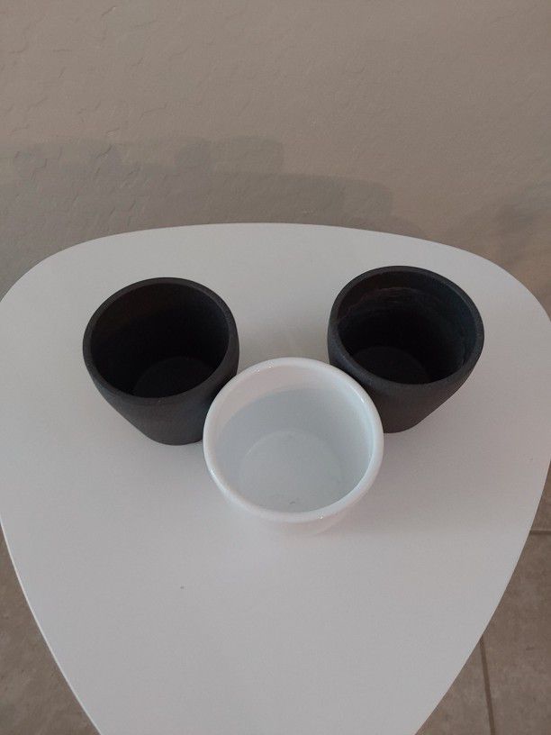 Small ceramic pots 