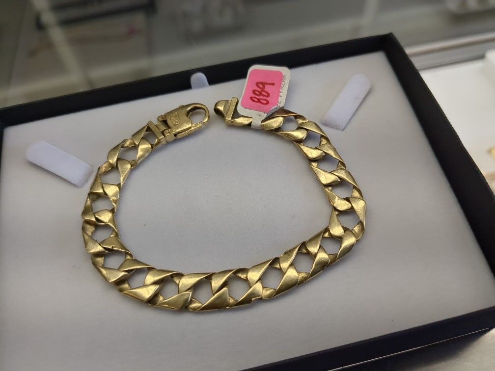 10k Gold Bracelet 24 Grams Regular Price $1080 Sale Right Now $889 If You Are Interested Please Ask For Maribel Thank You ☺️