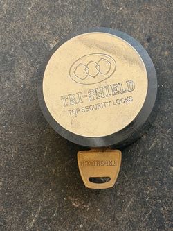 Tri-Shield Top Security Puck Lock with Key