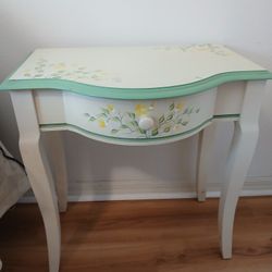 WHITE WOOD TABLE WITH DRAW 