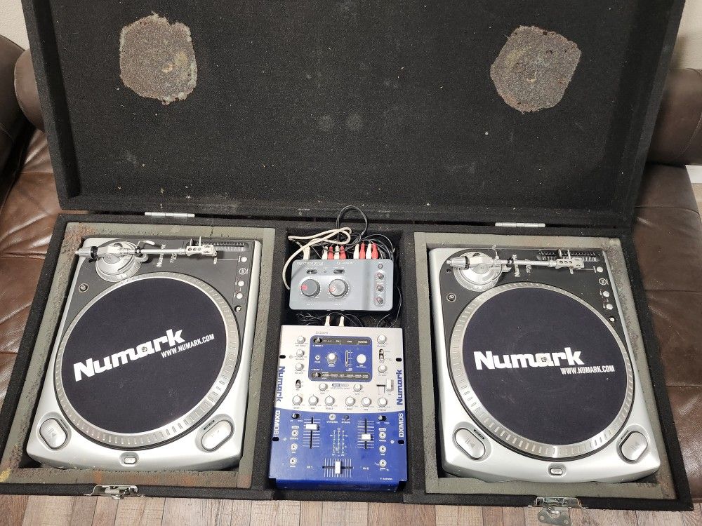 Numark TT200 Turntable & DXM06 Mixer with Case