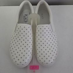 Girls Slip On Sneakers, Size 6Y.