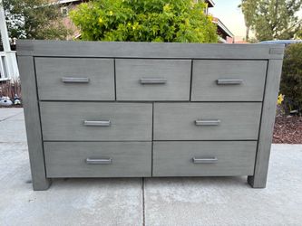 Gray Solid Wood 7 Drawer Modern Dresser Chest of Drawers Furniture Great Condition