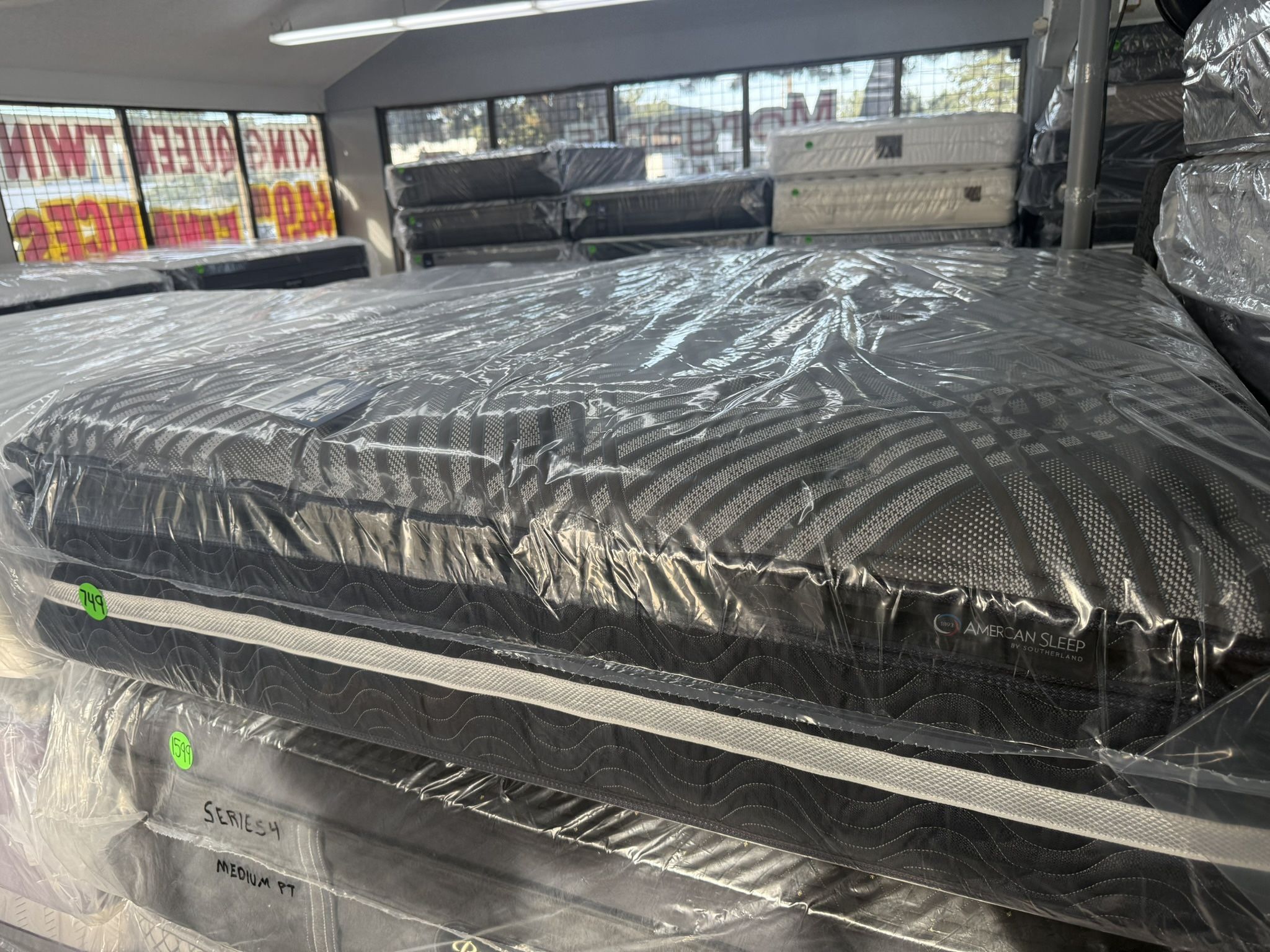 QUEEN SIZE ENGLANDER PILLOW TOP MATTRESS & BOX SPRING BED SET