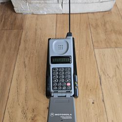 Large Early Motorla Flip1980s Collector's Cell Phone Includes Charger .