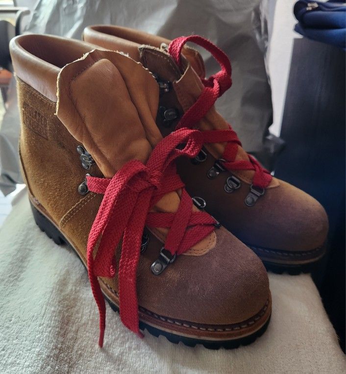 Women steel toe safety work boots size 8M. All tan color with red laces. Leather Upper and lining. Thinsulate. NEW.
***** Cash 💸 only, please.