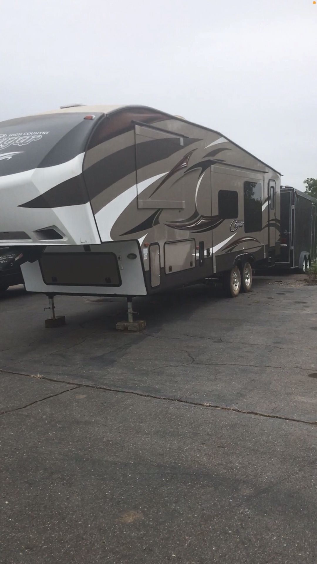 Practically new fifth wheel RV 2014