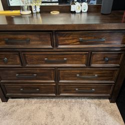 Dresser With Mirror