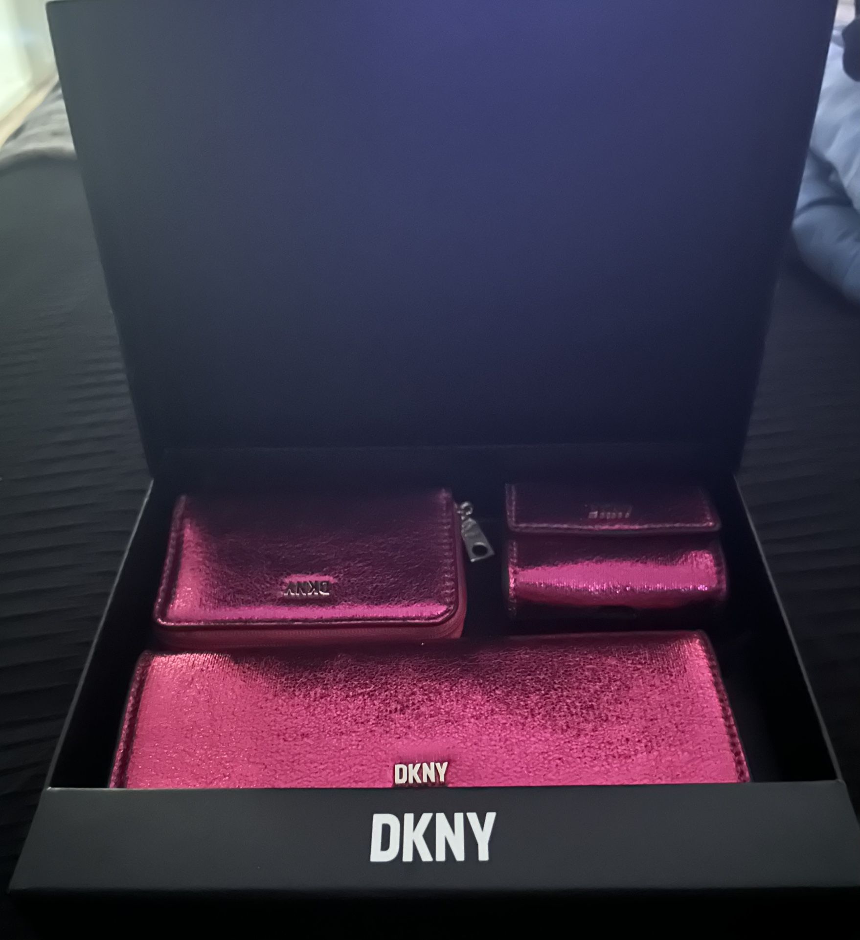 DKNY   3. Wallet Set 