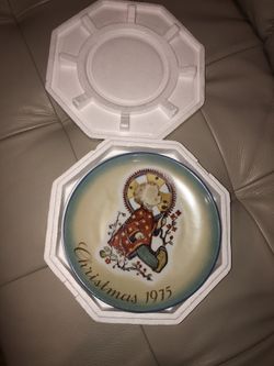 VINTAGE SISTER BERTA HUMMEL LIMITED EDITION “CHRISTMAS CHILD” (1975) COLLECTIBLE PLATE