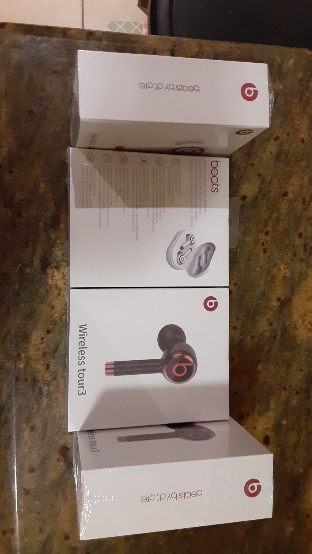 Wireless tour3 beats by dr.dre. brand new in plastic 30$