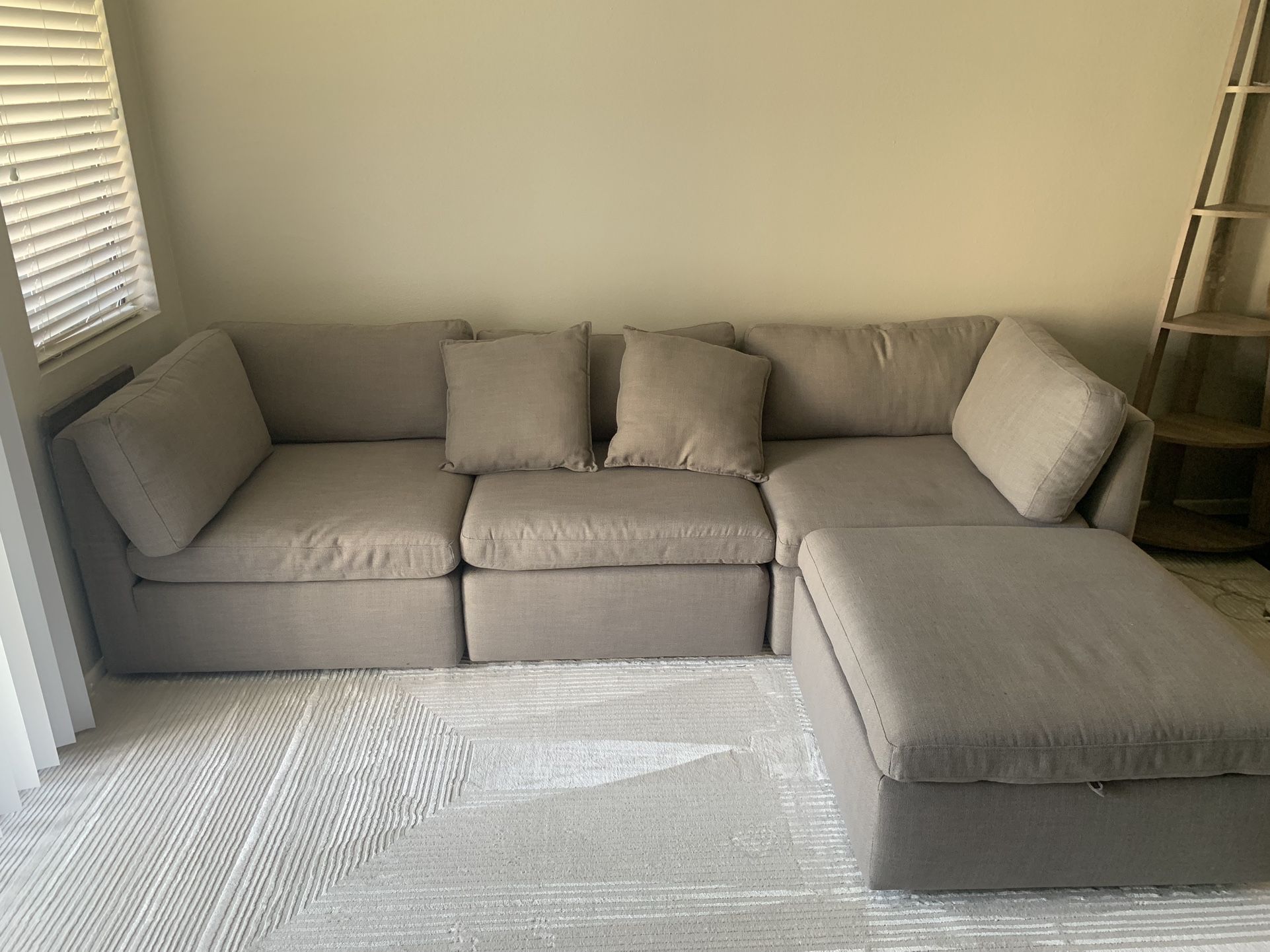 Sectional Sofa In Excellent Condition 