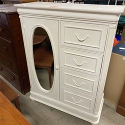 White 5 Drawer Dresser w/ Mirror 