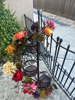 Beautiful 3 tier metal planter w/flowers