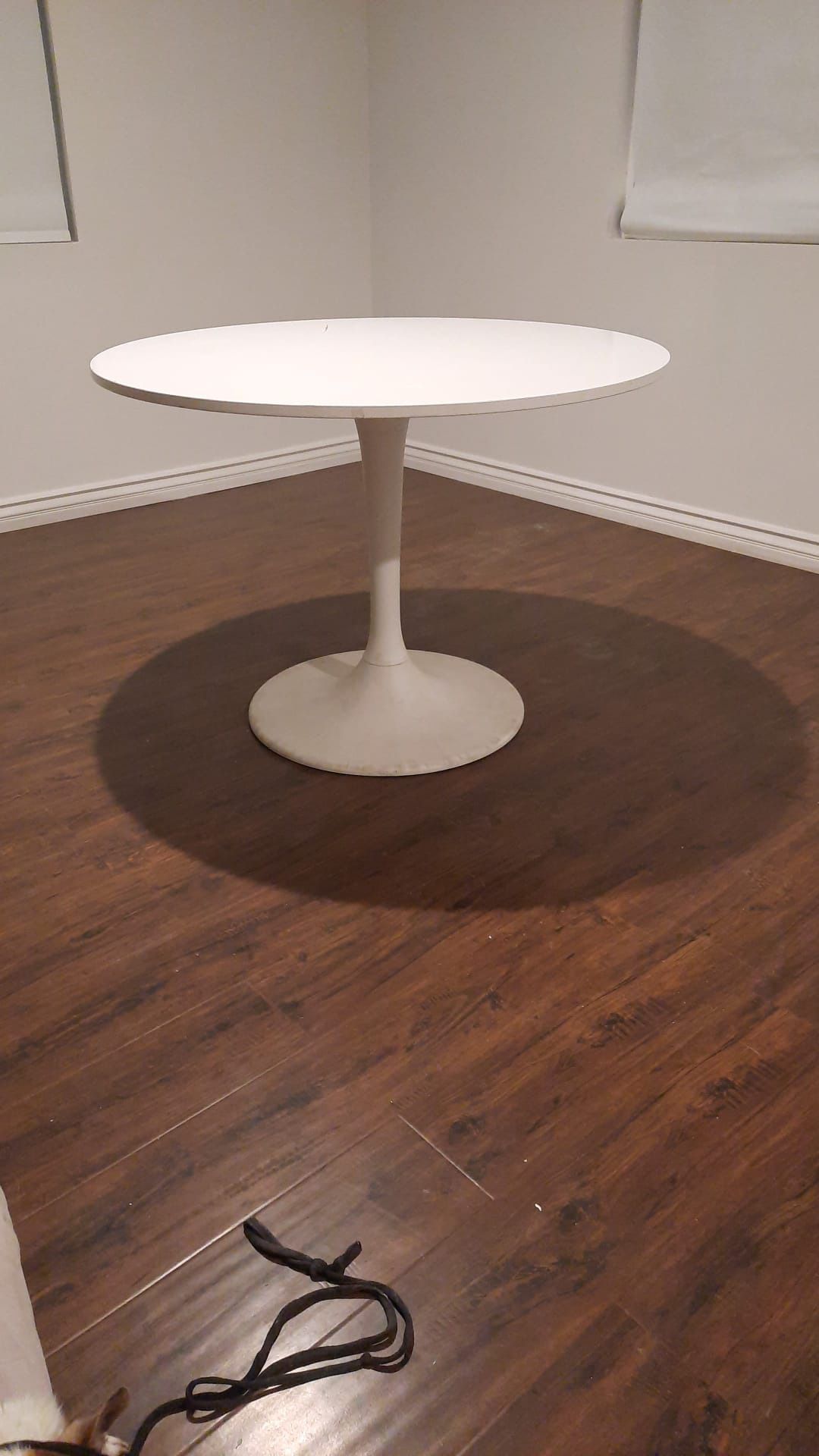 White Table / Round Dining Table 