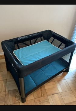 4Moms Breeze Playard/Playpen/Pack-N-Play
