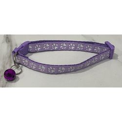 Purple paw print Cat clip on collar with bell. Perfect for young cats/kittens. Good condition, never used.
