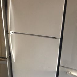 Whirlpool Top- Freezer Refrigerator