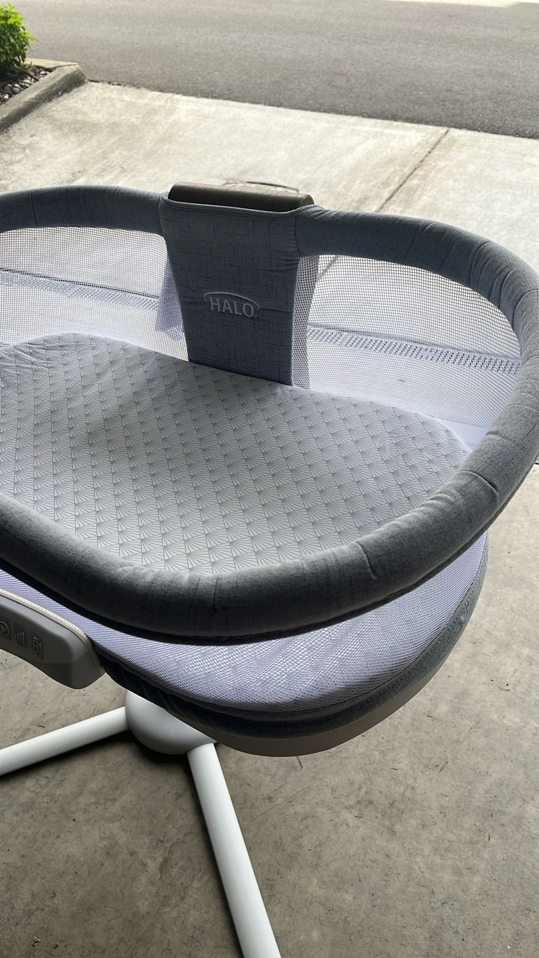 Halo Soothing Swivel Bassinet
