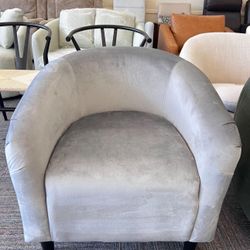 🪶 New Velvet Accent Chair – Stylish Comfort for Any Room! 🪶