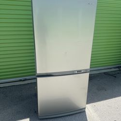 Samsung Stainless Steel Top Refrigerator and Bottom Freezer 