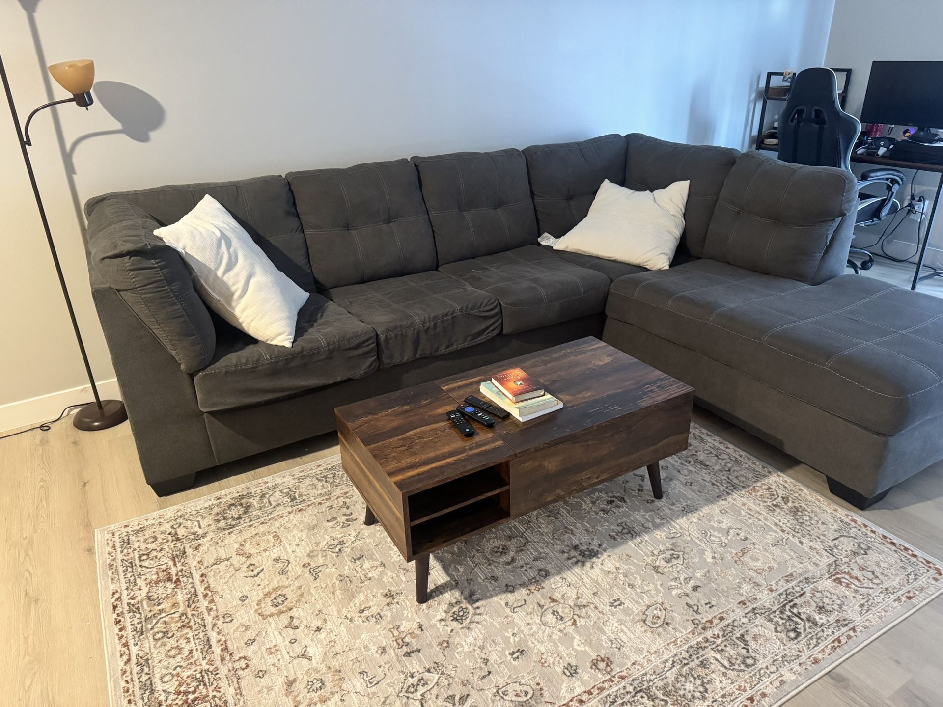 Sofá, Table And Carpet Whole Set.