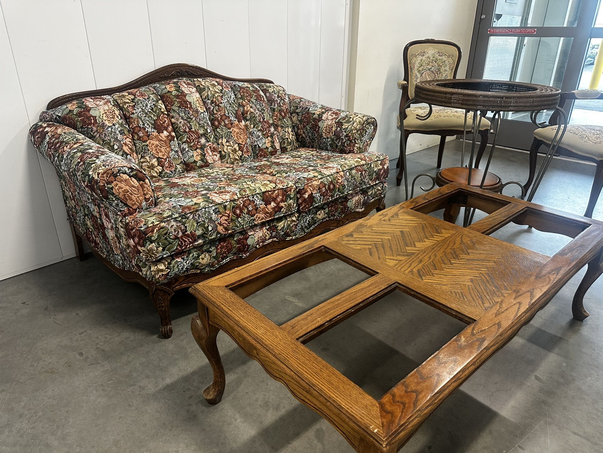 VINTAGE FLORAL LOVESEAT W/ FREE DELIVERY