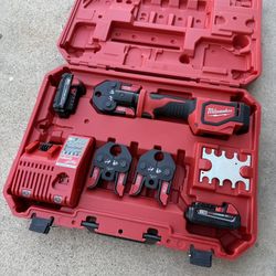 M18 18V Lithium-Ion Cordless Short Throw Press Tool Kit with 3 PEX Crimp Jaws (2) 2.0 Ah Batteries and Charger