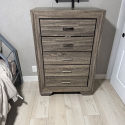 5-Drawer Chest/Dresser