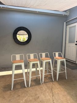 White tall high chairs / bancos / stool chairs