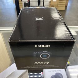 Canon EOS R7 Camera With 17-150mm Lens