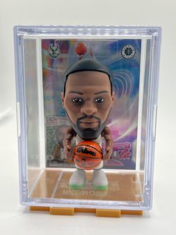 Damian Lillard Mini Figure + Hoop-la Prizm Card - Milwaukee Bucks - Panini Premium Stock 2023-24 No.2