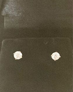 Natural diamond stud earrings