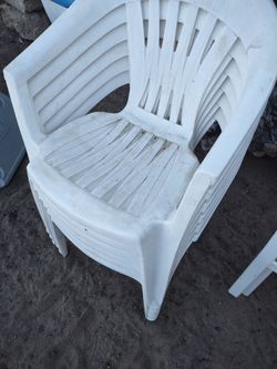 6 plastic outdoor chairs used good not cracked or broken except one on top is a lil cracked