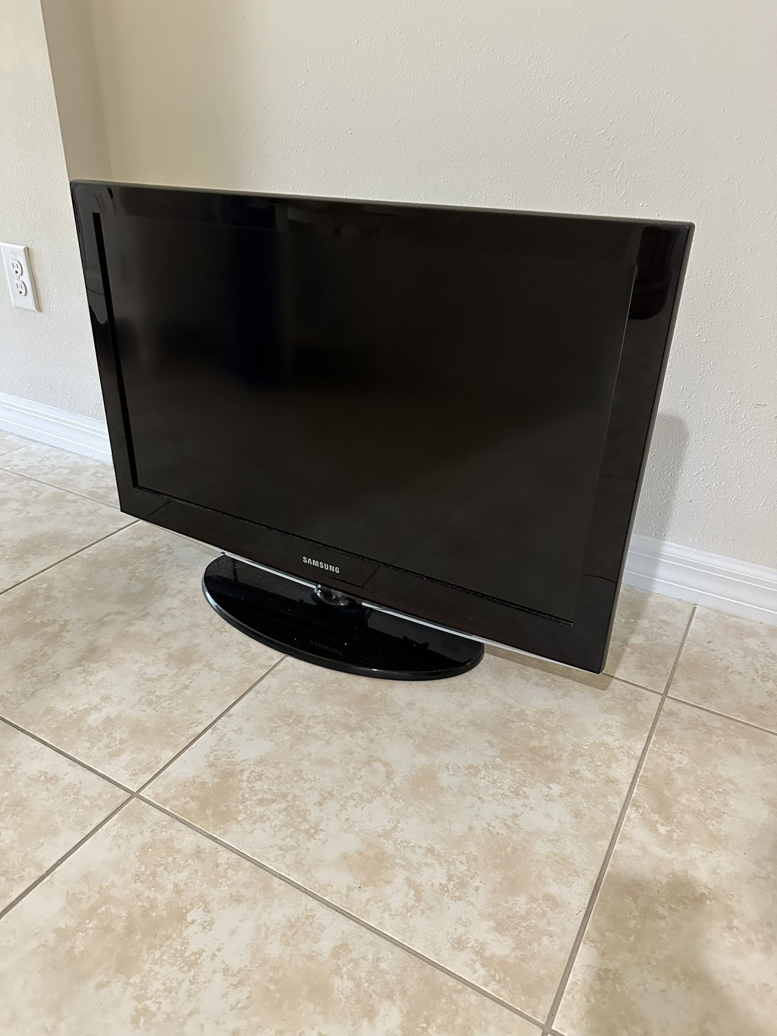 Flat Screen TV with Wall Mount
